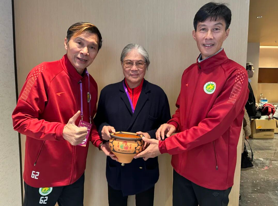 王新軍仰韶文化非遺作品贈(zèng)霍震霆 “全運(yùn)花開(kāi)”彩陶盆傳遞家國(guó)情懷