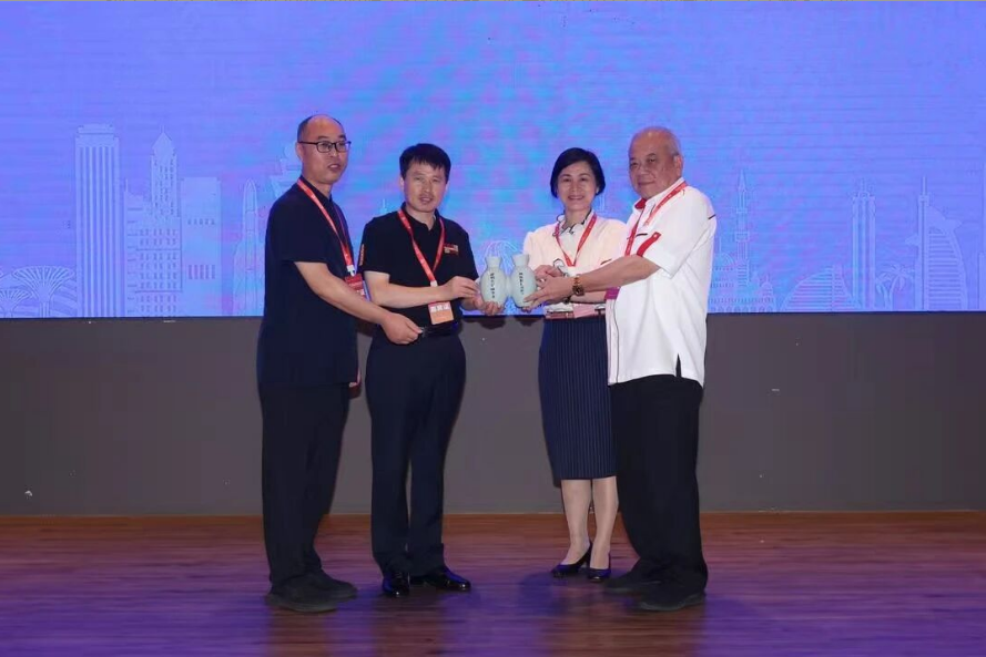 王新軍仰韶雙聯(lián)壺贈(zèng)馬來(lái)西亞，中馬友誼再續(xù)千年雅韻